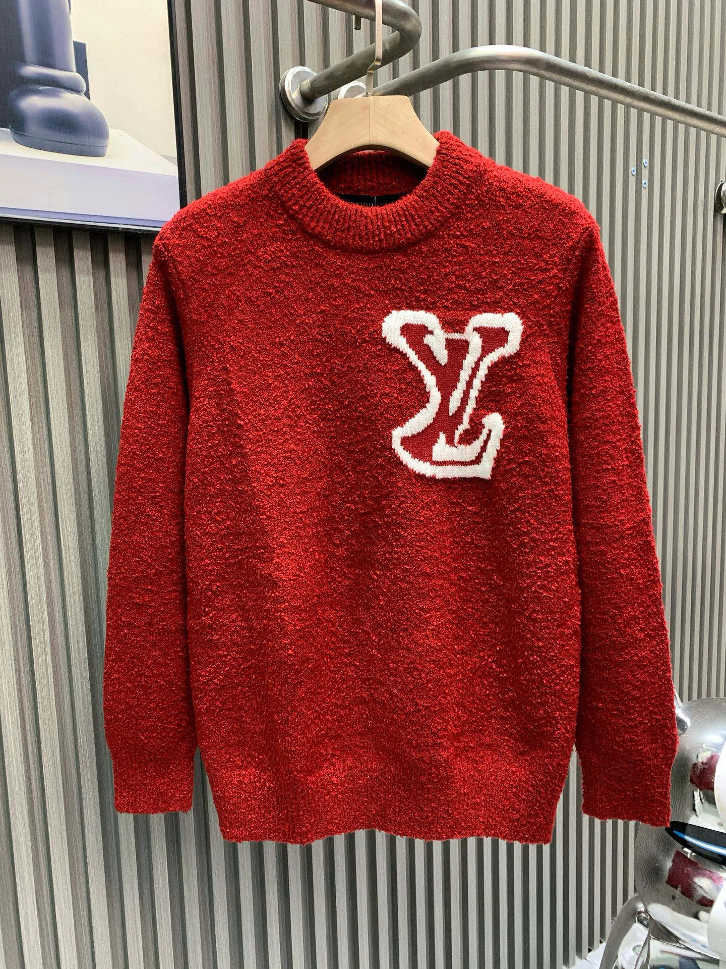 🅿️400 🀄️ Louis Vuitton 1v 25FW New Year's style mirrored logo intarsia sweater. Original purchase: 10,900. Custom-woven and dyed sheep wool 55%, yak hair 21%, nylon 20%, spandex 4% wool loop yarn. The yarn has high ductility and good elasticity. It is different from the non-elastic version on the market. The special washing process is very soft and skin-friendly. Positive 3-needle knitting process. The thickness of each stitch of the inlay on the clothing logo is consistent with ZP. The back logo is a mirror intarsia. A high-elastic elastic band is added in the middle of the thread at the neckline. The upper body is soft, breathable, and skin-friendly. It is not easy to deform when washed. The upper body is skin-friendly and versatile. Wear it in front of others. A powerful autumn and winter item.